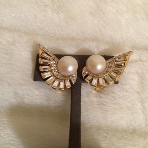 Pearl and gold rhinestones clip on